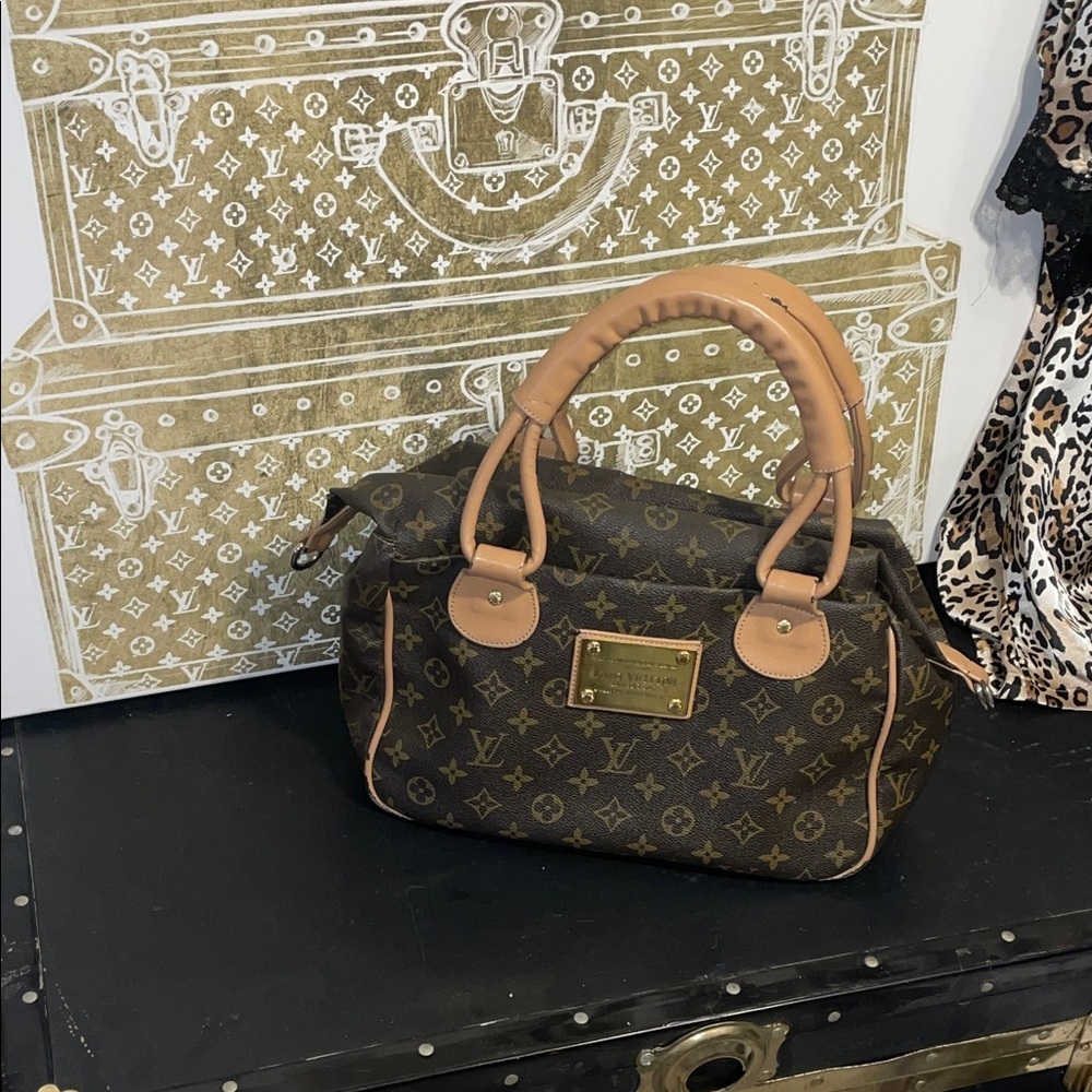 Brown Monogram Shoulder bag. Lots of capacity.